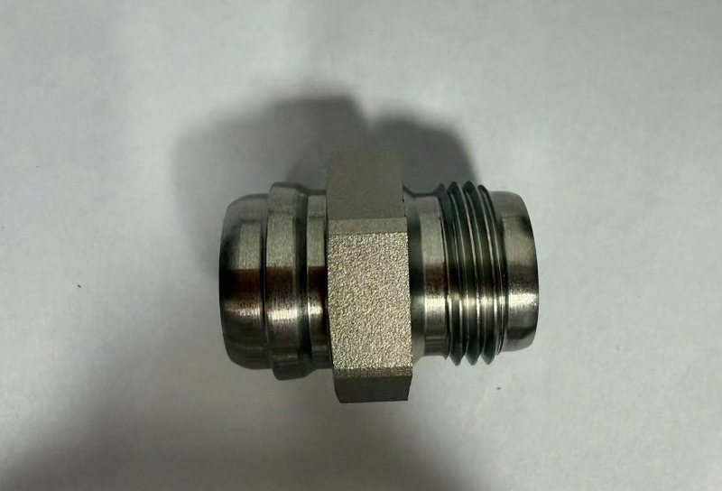 Hexagonal sensor fitting with external thread, turned from stainless bar