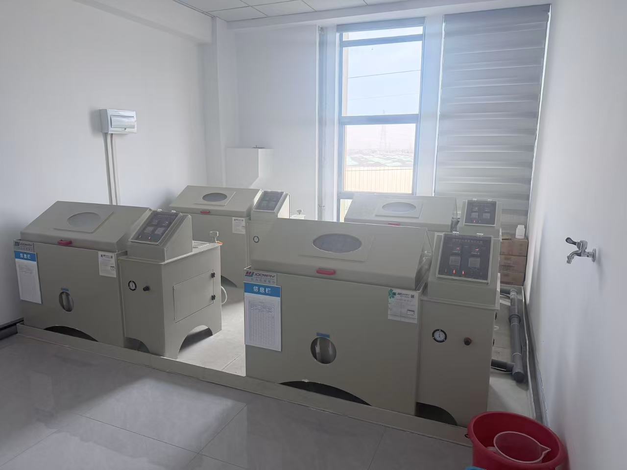 Salt spray test chamber