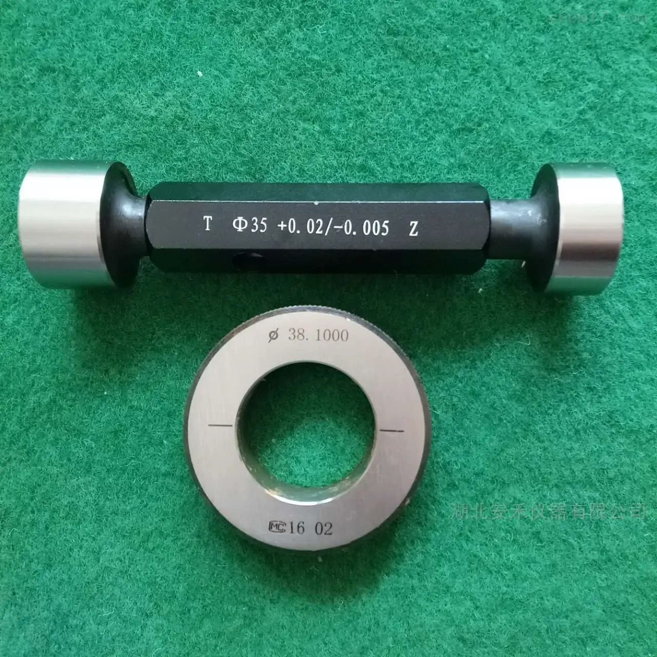 Go / no-go gauge set used for fast in-process checking of stamped features