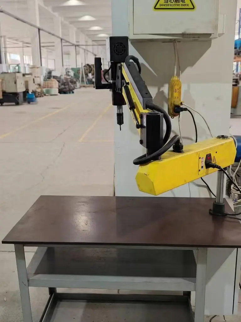 Roscadora automática roscando piezas estampadas en Balford