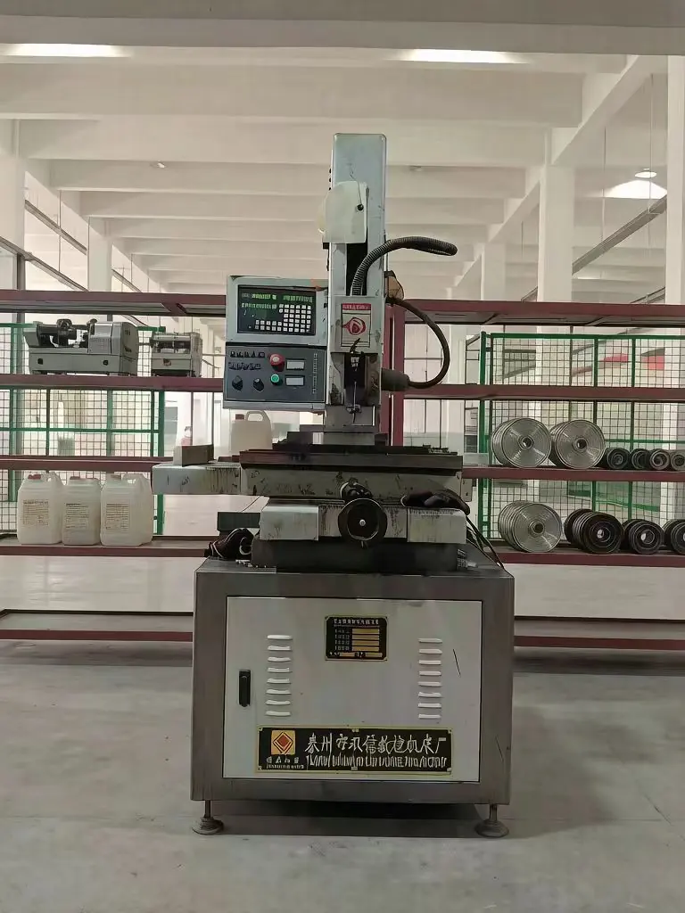 Perforadora por electroerosión cortando agujeros de inicio para electroerosión por hilo