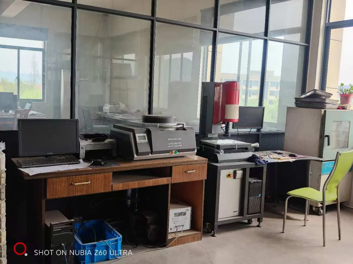 Sala de inspección con el proyector óptico 2.5D y calibres en Balford