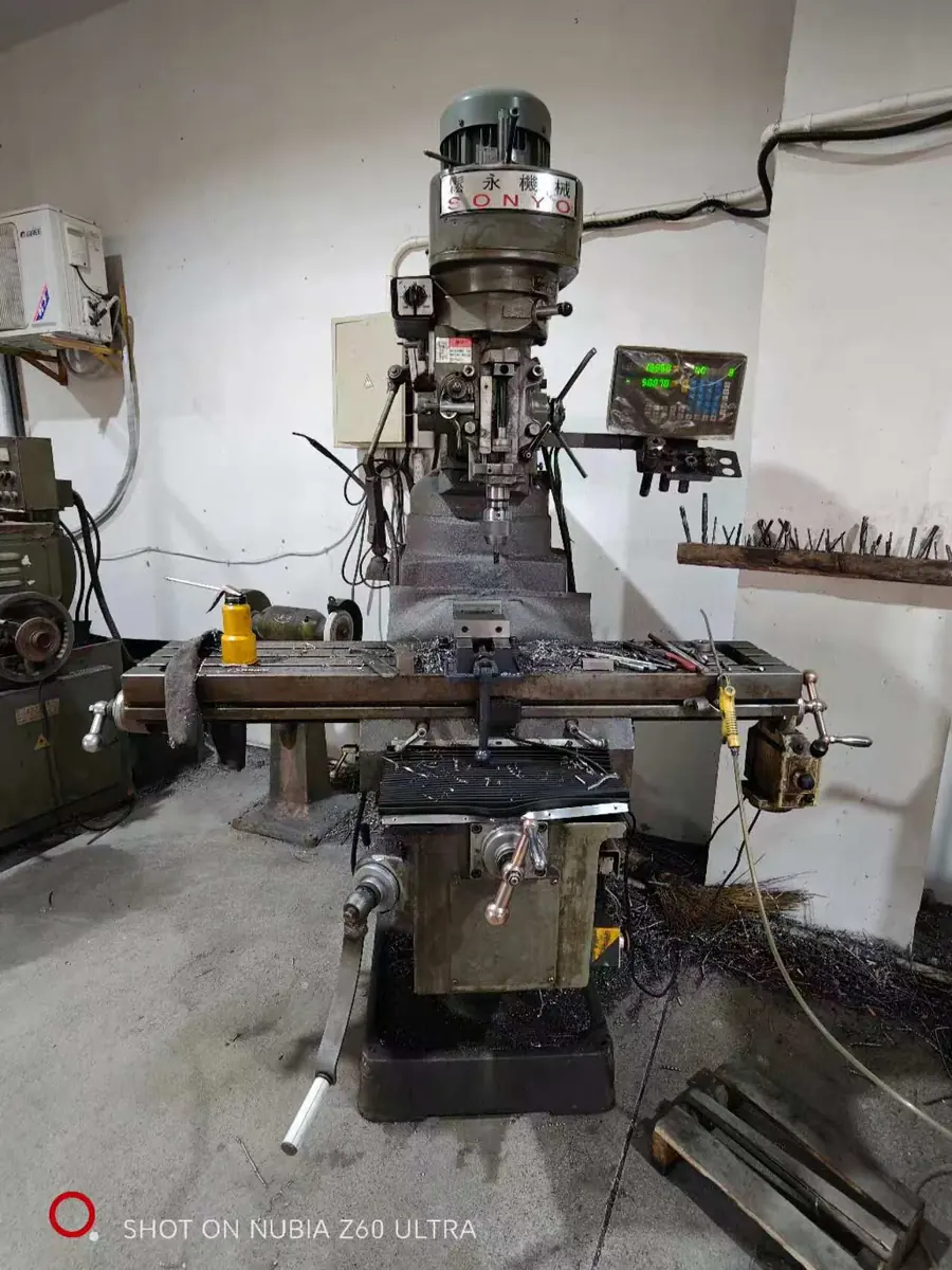 Fresadora manual cortando una placa de troquel en el taller de utillaje de Balford