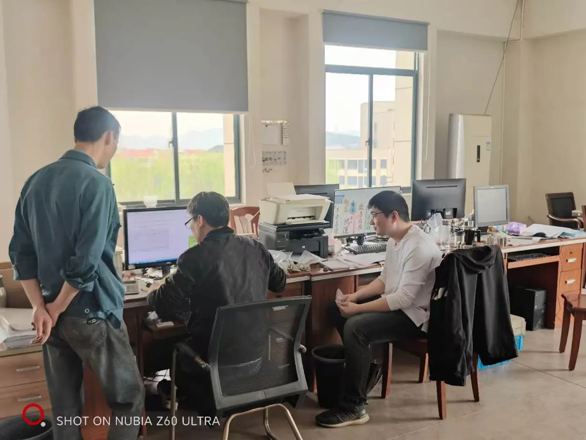 Oficina de producción gestionando la liberación de pedidos y la programación en Balford