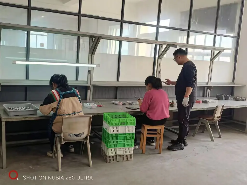 Sala de clasificación donde se clasifican y cuentan piezas estampadas a granel antes del empaque