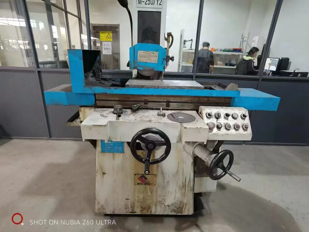 Rectificadora plana de precisión acabando una placa de troquel en el taller de utillaje de Balford