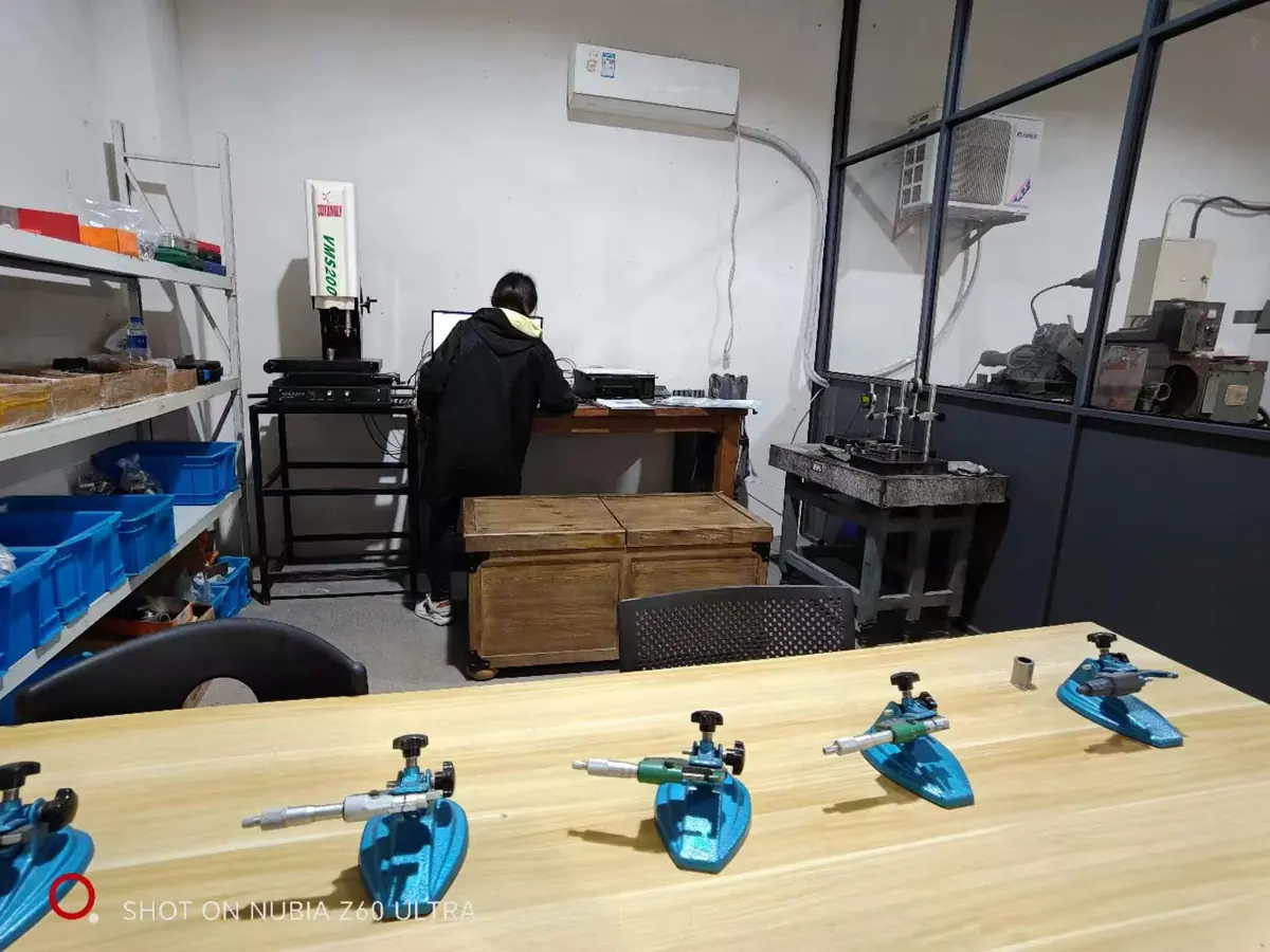 Sala de inspección del taller donde se verifican las piezas estampadas contra el plano