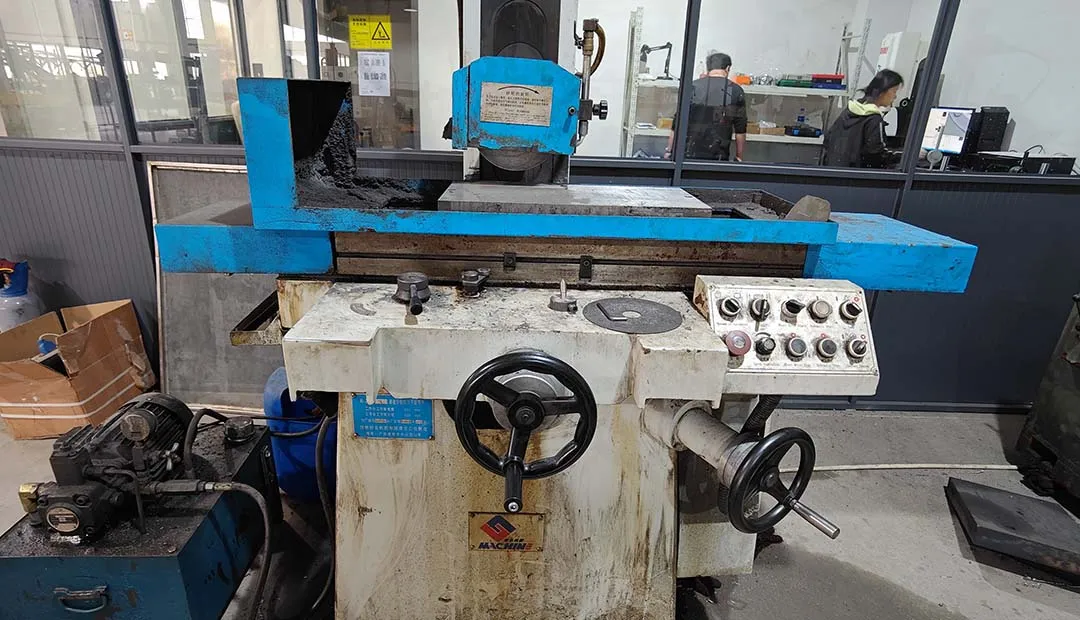 The automatic flat grinding machine is in operation.
